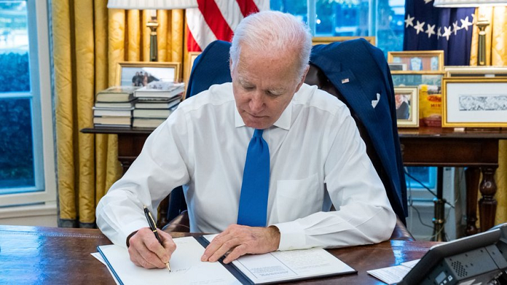 Başkan Biden, İsrail'e yardım paketini imzaladı