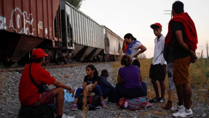 Göçmen krizi büyüyor: Tren seferleri durduruldu