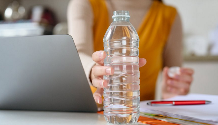 Bilim insanları, bir şişe suyun kansere neden olan nanoplastik içerdiğini açıkladı