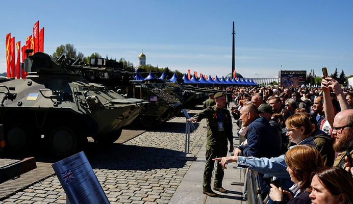 Rusya, ele geçirdiği NATO silahlarını meydanda sergiliyor