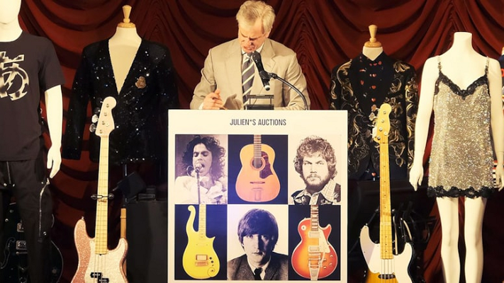 John Lennon'ın kayıp gitarı rekor fiyata satıldı