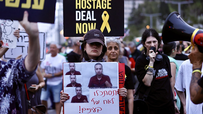 İsrailli esirlerin aileleri Tel Aviv'de yol kapattı