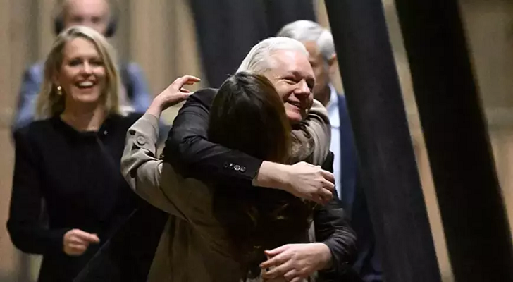 14 yıl sonra serbest kalan Assange, eşini ilk kez özgür bir adam olarak kucakladı