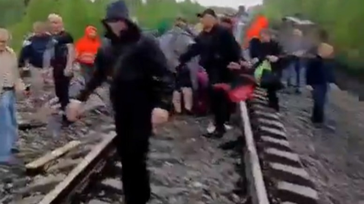 Rusya'da tren raydan çıktı: 70 yaralı