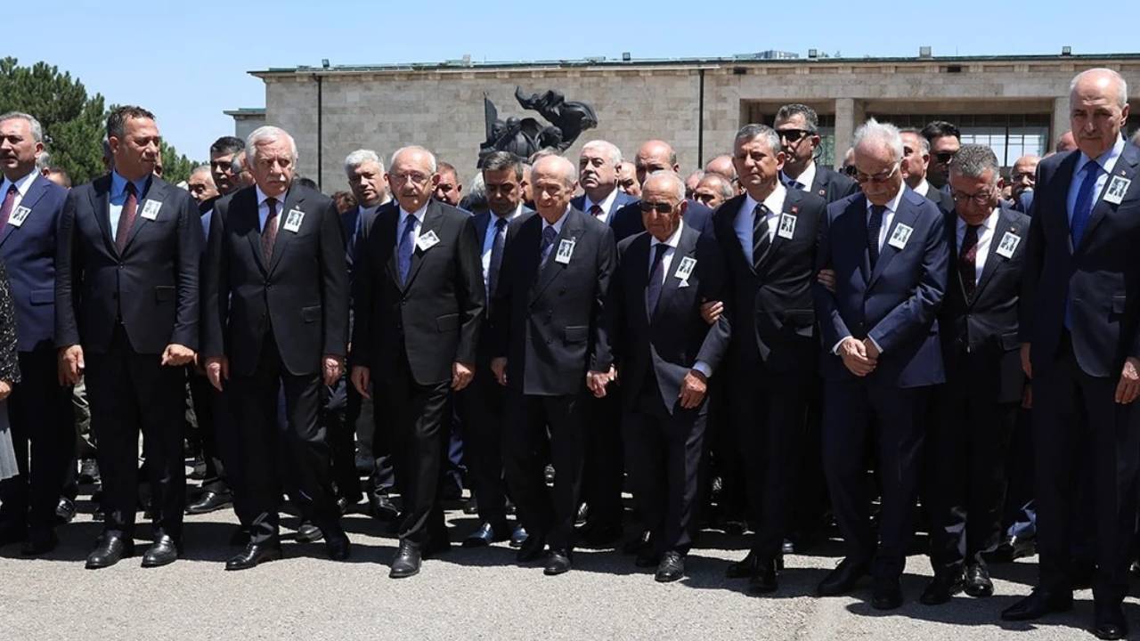 Altan Öymen'in cenazesinde dikkat çeken kare
