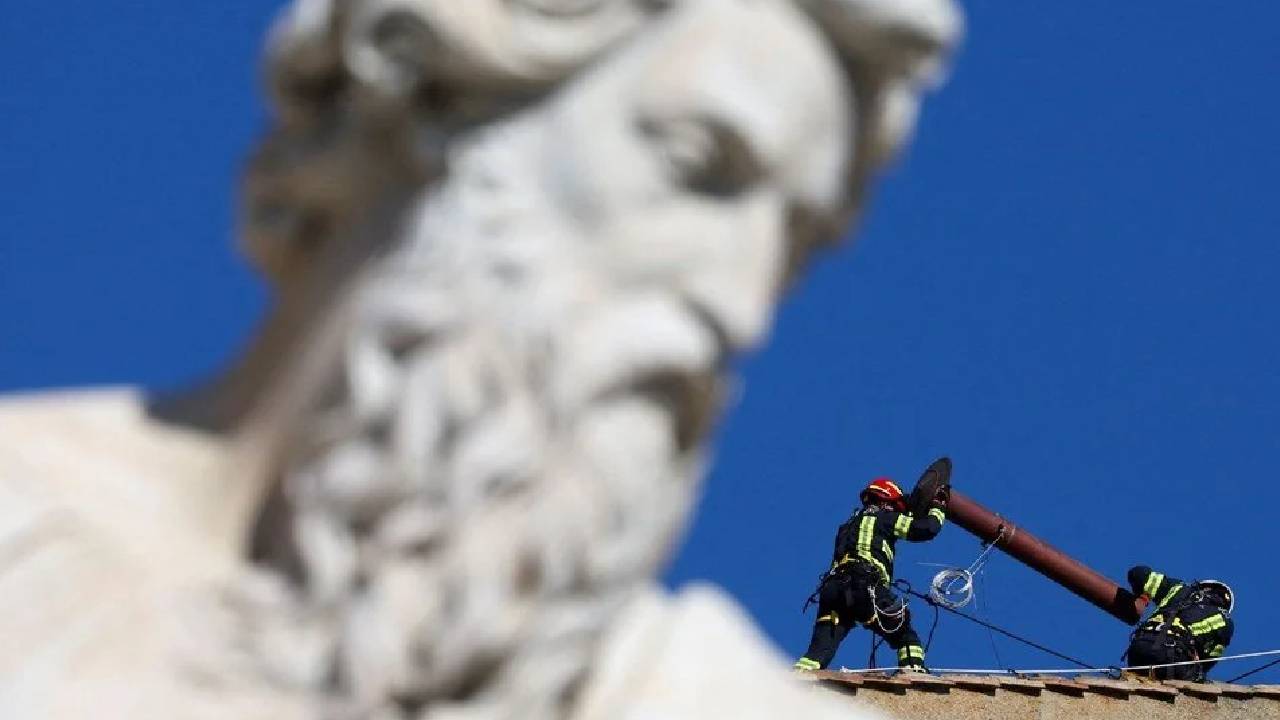 Vatikan'da seçim hazırlığı: Kilisenin kaderini bacadan çıkan duman belirleyecek!