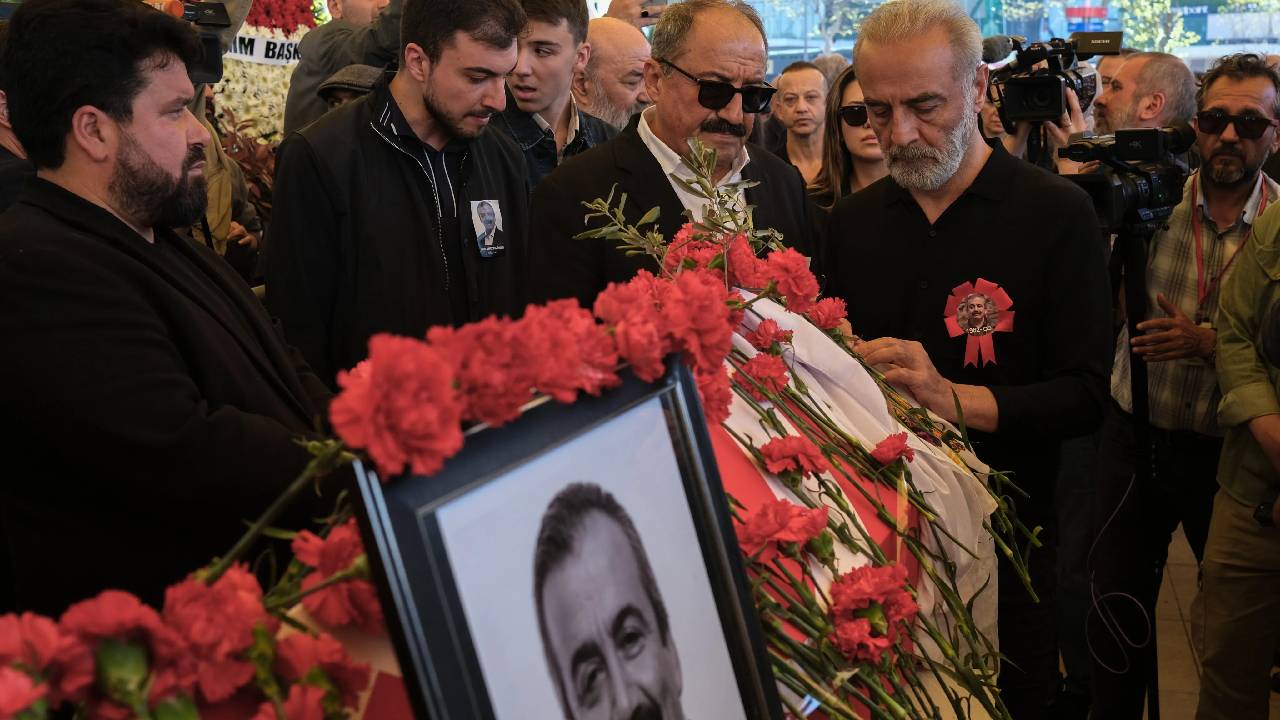 İbrahim Tatlıses ve Yılmaz Erdoğan tabutun başında gözyaşı döktü