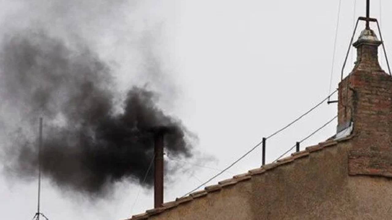 Siyah duman yükseldi: Papa ilk oylamada seçilemedi