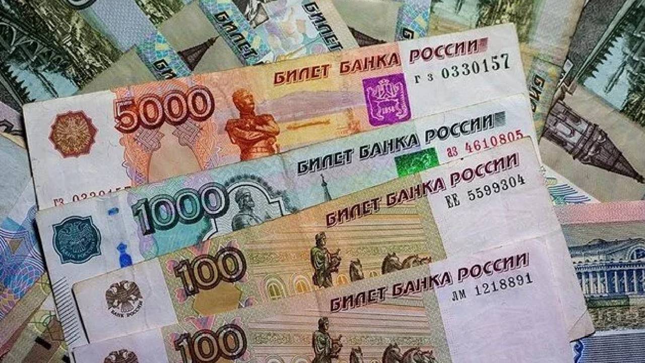 Ruble dolar karşısında güçleniyor