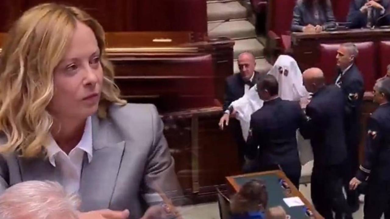 Meloni'yi eleştiren hayalet kostümlü vekil yaka paça meclisten atıldı
