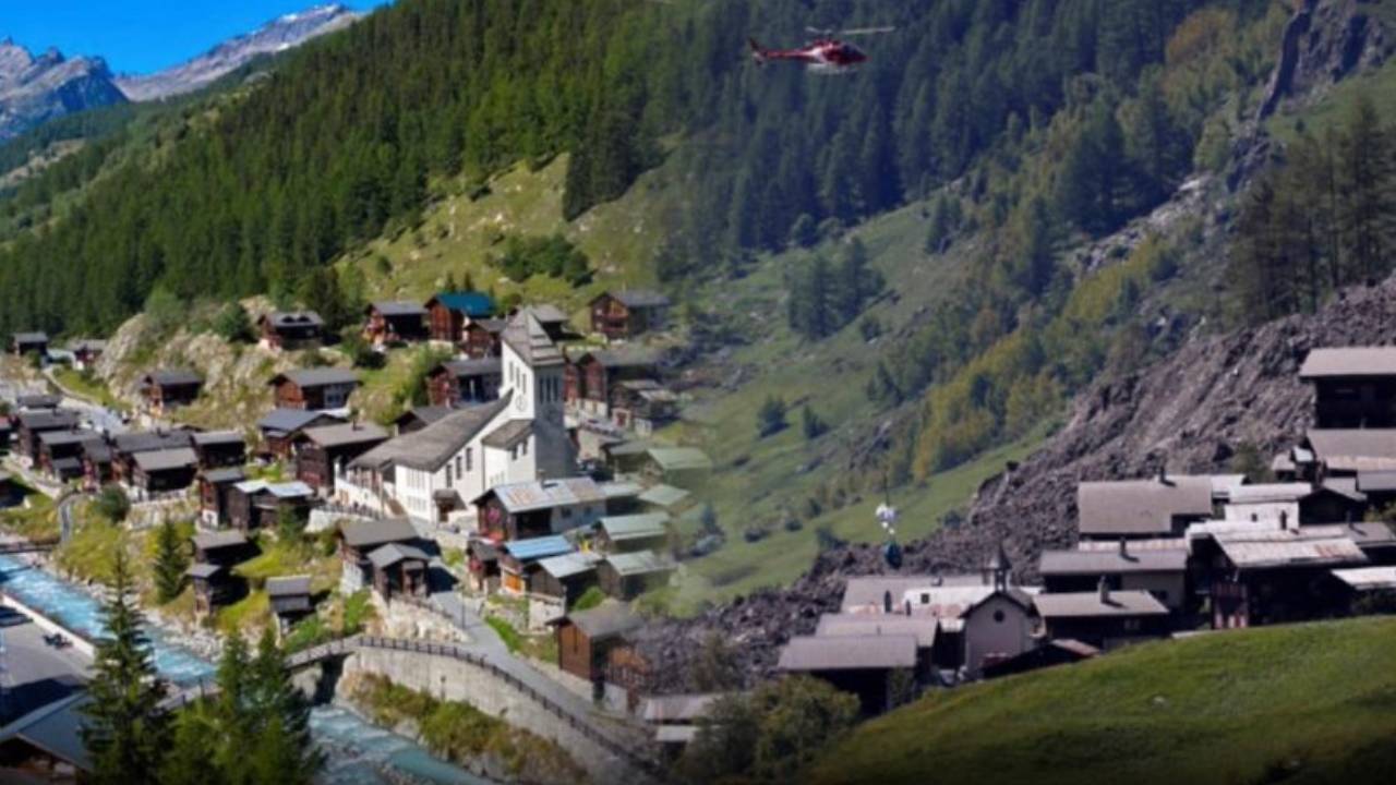 Dağdan buz parçası koptu: Koskoca köyden eser kalmadı!