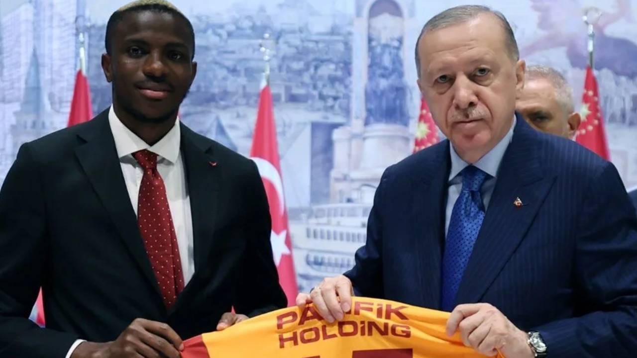 Osimhen, Cumhurbaşkanı'na forma hediye etti