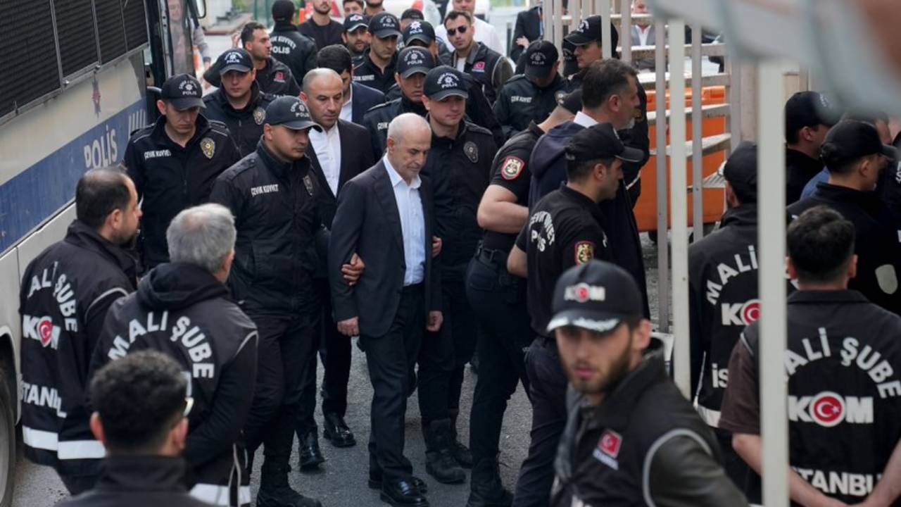 CHP'li belediyelere yolsuzluk soruşturması: 22 kişi tutuklandı