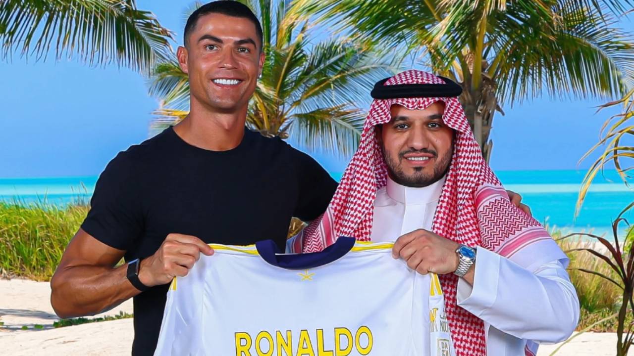 Cristiano Ronaldo Al Nassr ile resmen imzaladı