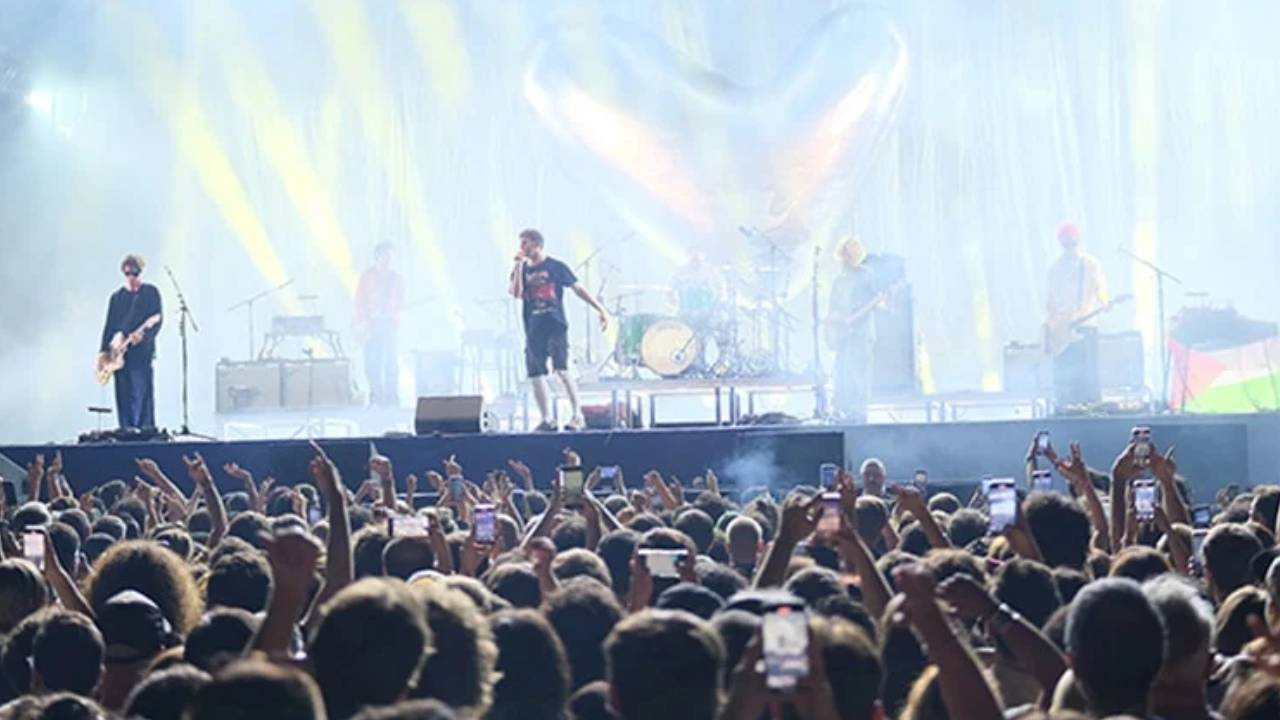 Fontaines D.C. İstanbul'daki konserine Filistin bayrağıyla çıktı