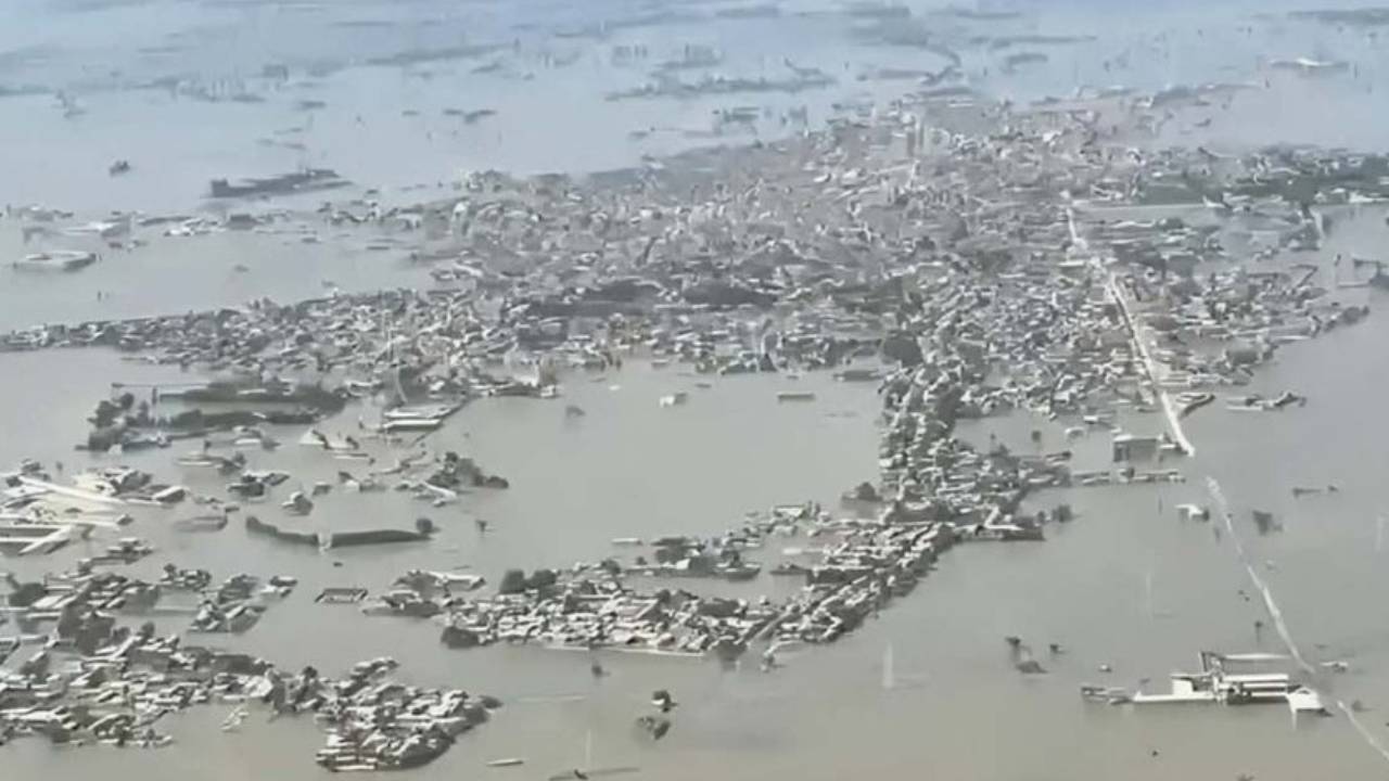 Hindistan barajları açtı, Pakistan sular altında kaldı: 22 kişi öldü