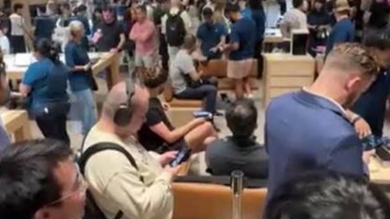 Saatlerce kuyrukta beklediler, mağazalara akın ettiler