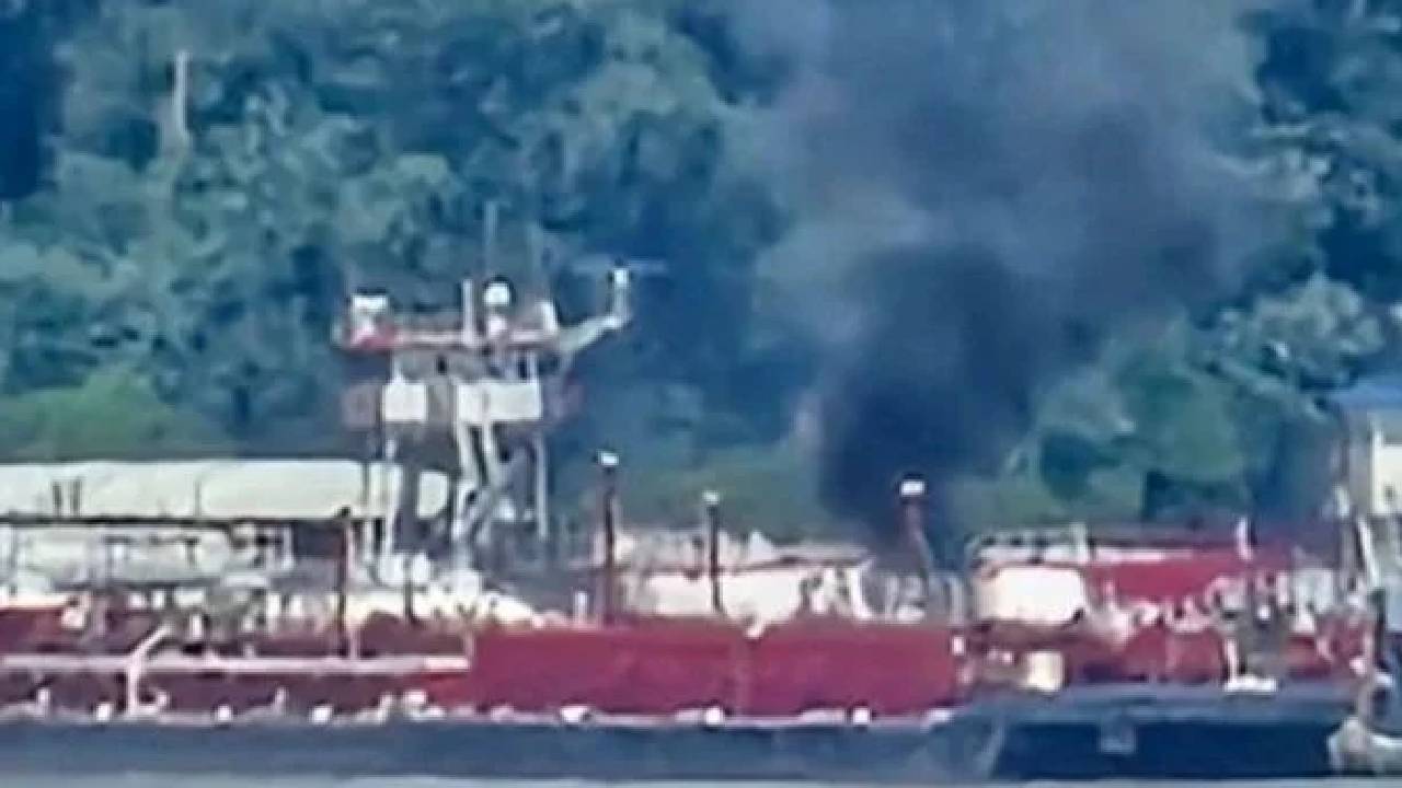 Helikopter nehirdeki mavnanın üzerine düştü: 2 ölü