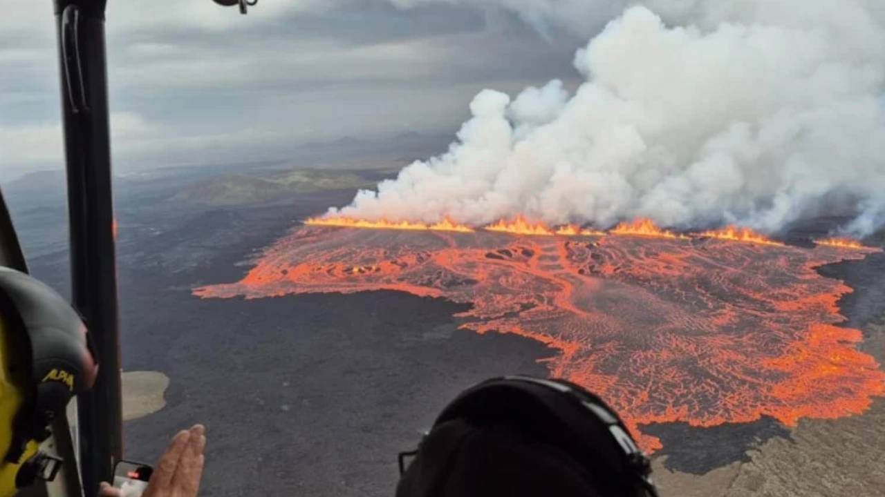 İzlanda'da yanardağ bomba gibi patladı!