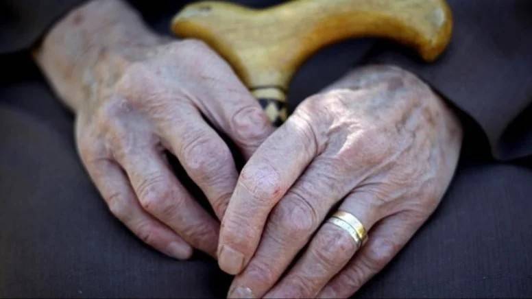 Erken yaşlanmanın gizli nedeni: Uyumadan önce herkes yapıyor