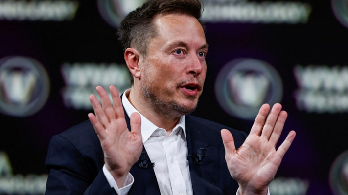 Elon Musk milyarderlerin eski eşlerini hedef aldı