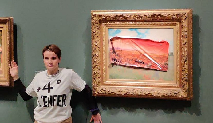 Fransız çevreci, Monet'nin tablosuna resim yapıştırdı